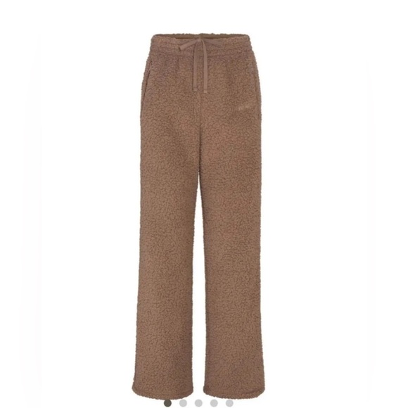 SKIMS Pants - NWT Skims Teddy Fleece Track Pants in Desert Size Large